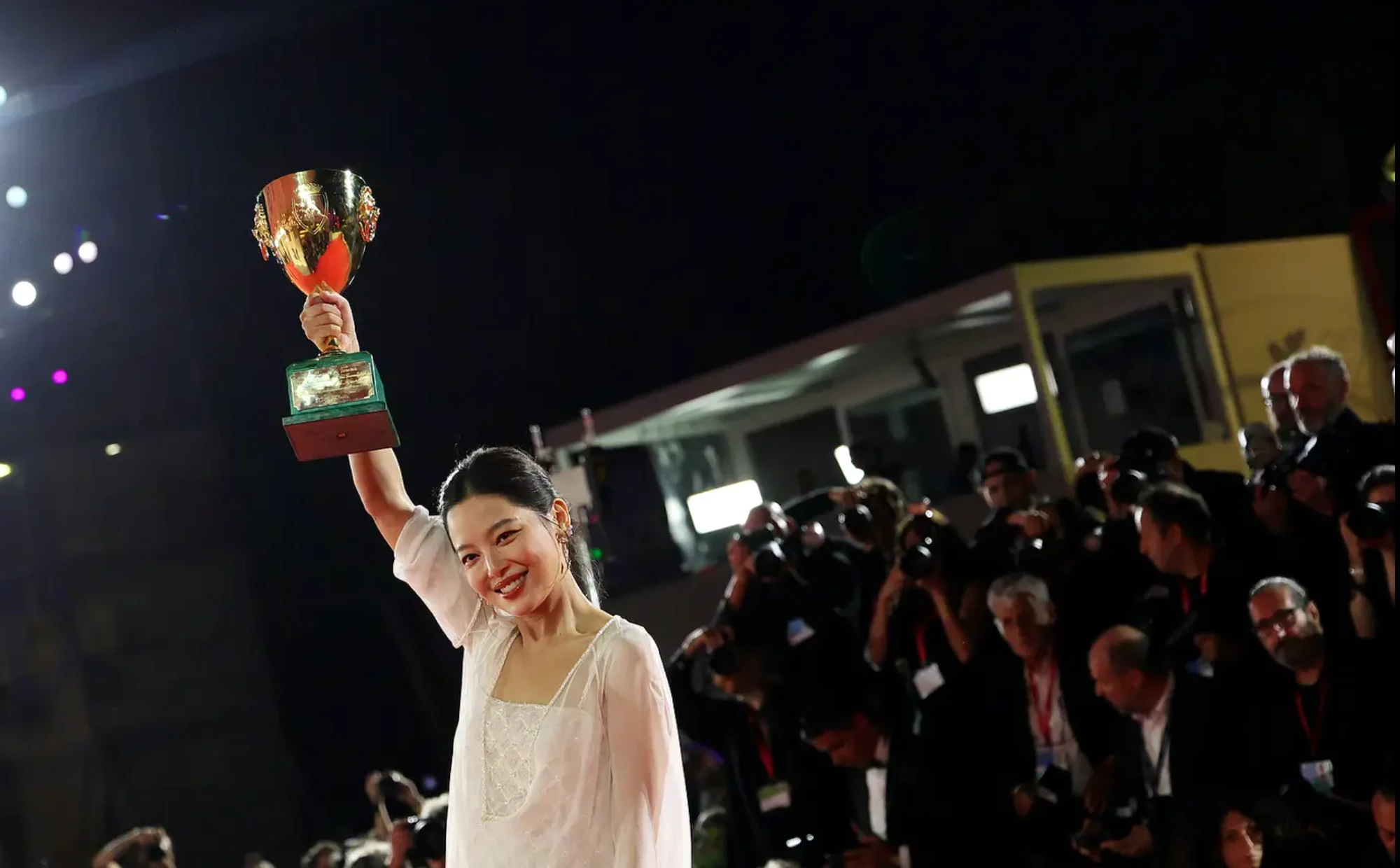 Tân Chỉ Lôi: Từ vai phụ lặng lẽ đến ngôi sao sáng tại LHP Venice 2025 - Hình 2