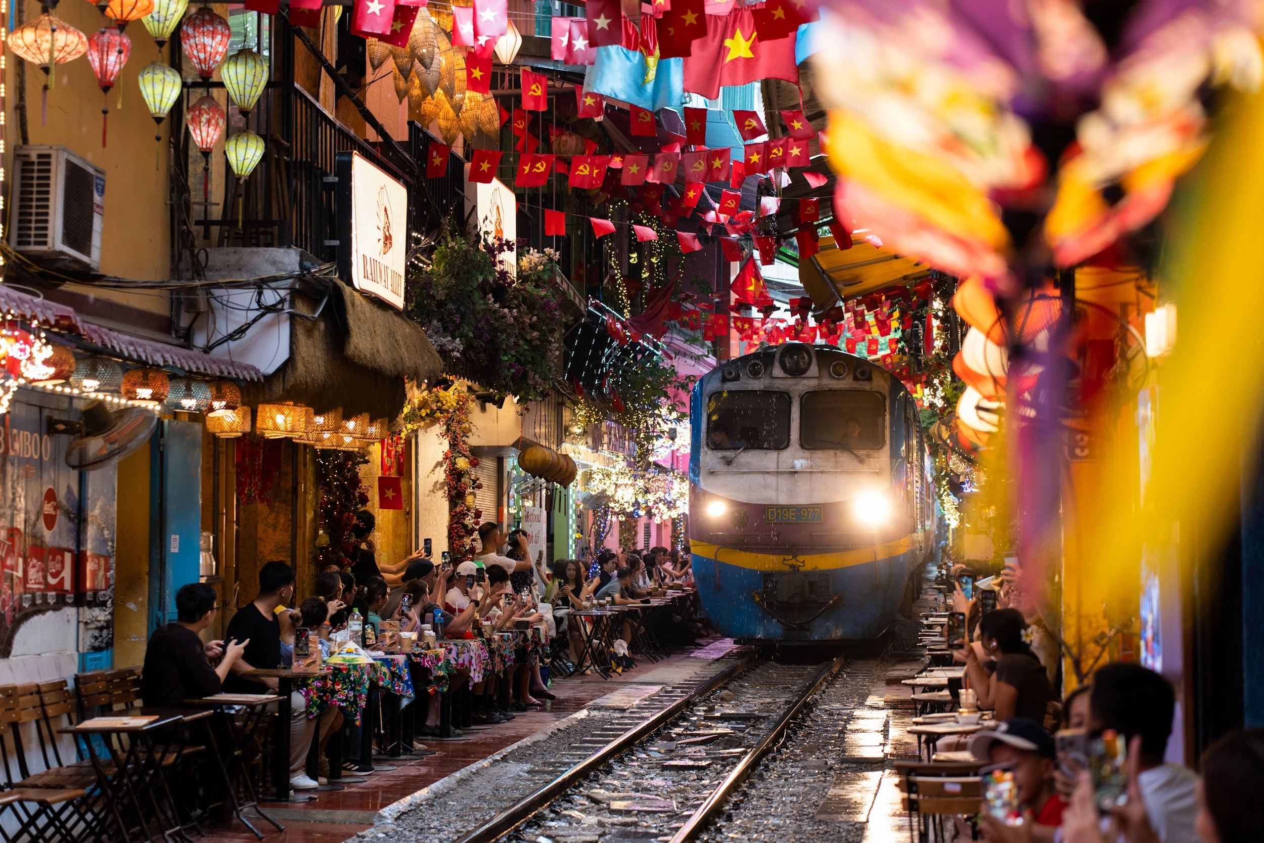 Alan Walker check-in phố cà phê đường tàu Hà Nội - Hình 2