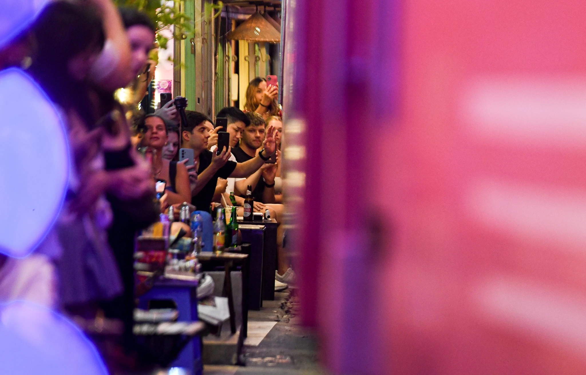 Alan Walker check-in phố cà phê đường tàu Hà Nội - Hình 3