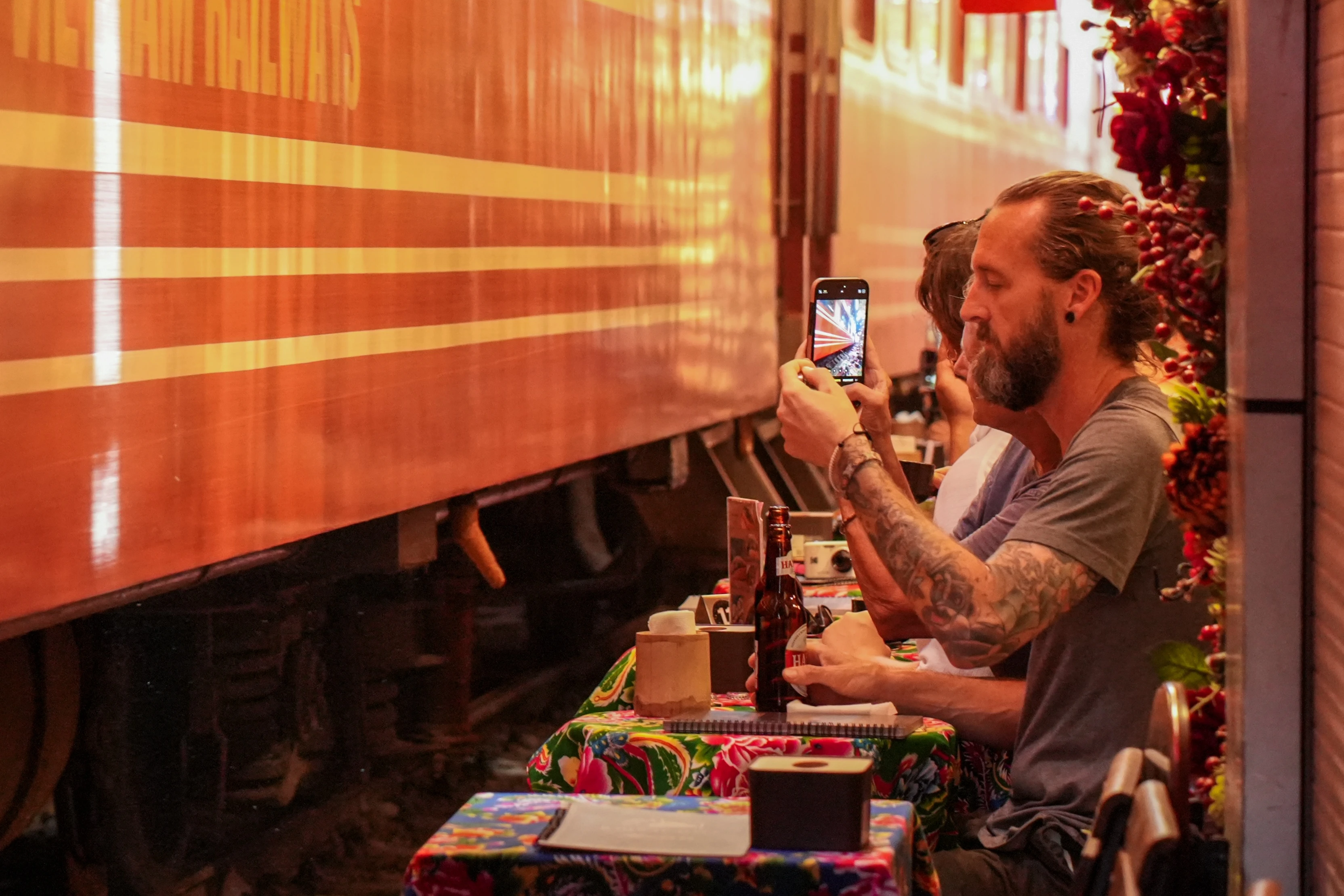 Alan Walker check-in phố cà phê đường tàu Hà Nội - Hình 4