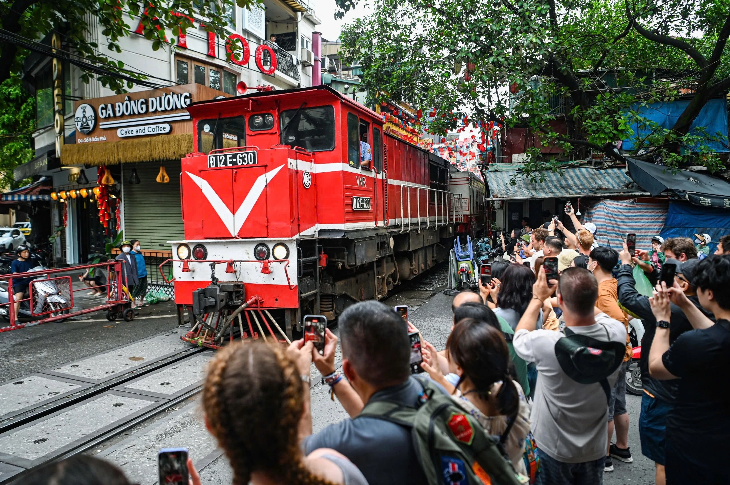 Alan Walker check-in phố cà phê đường tàu Hà Nội - Hình 5