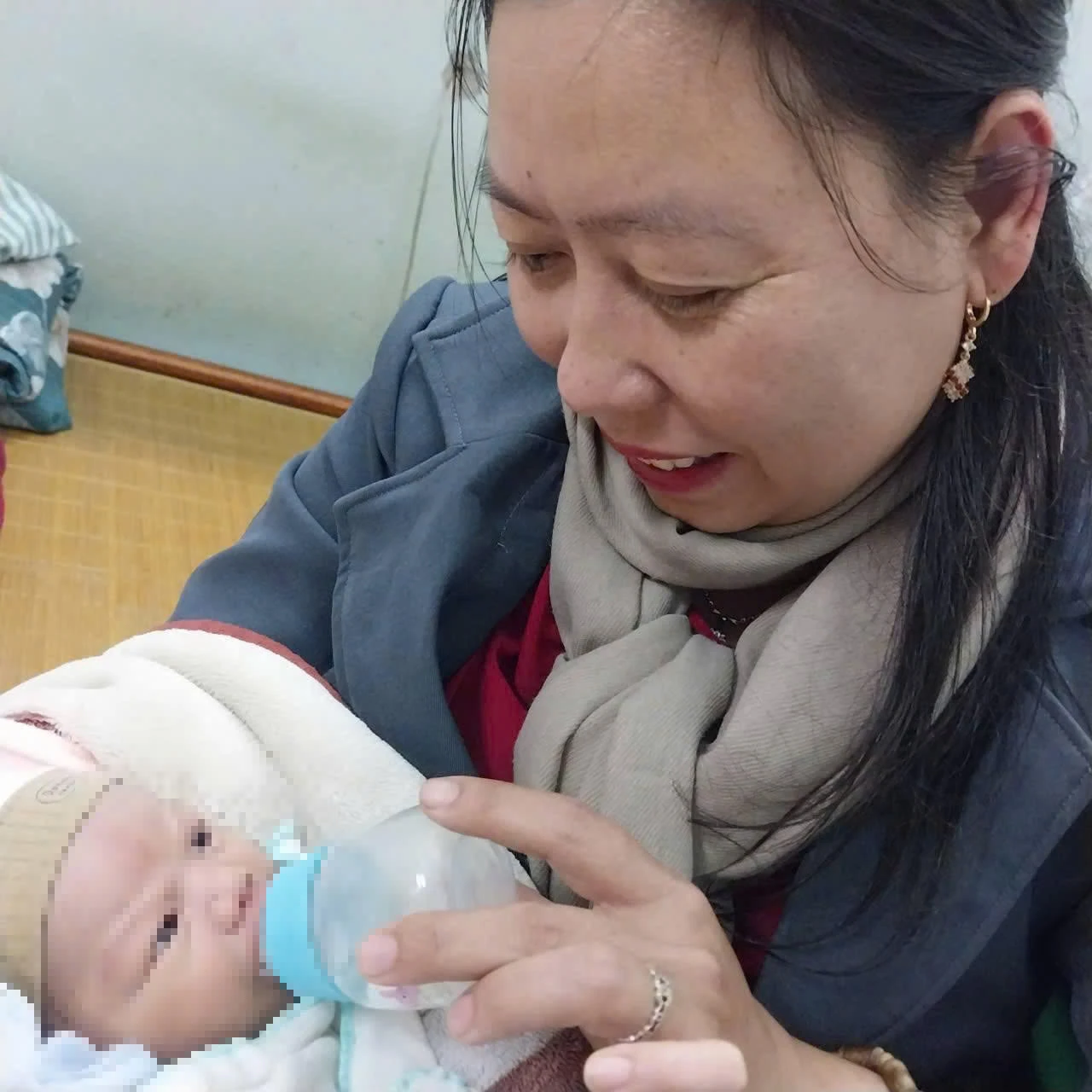 Bỏ rơi con mới sinh cùng lời nhắn xin chính quyền đừng tìm tôi - Hình 2