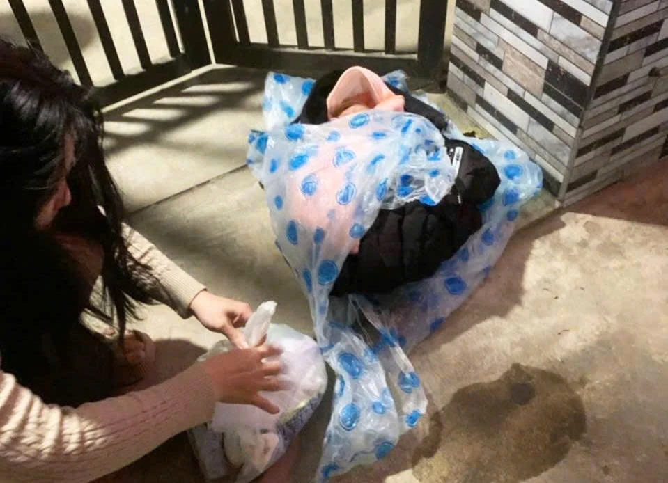 Bỏ rơi con mới sinh cùng lời nhắn xin chính quyền đừng tìm tôi - Hình 1