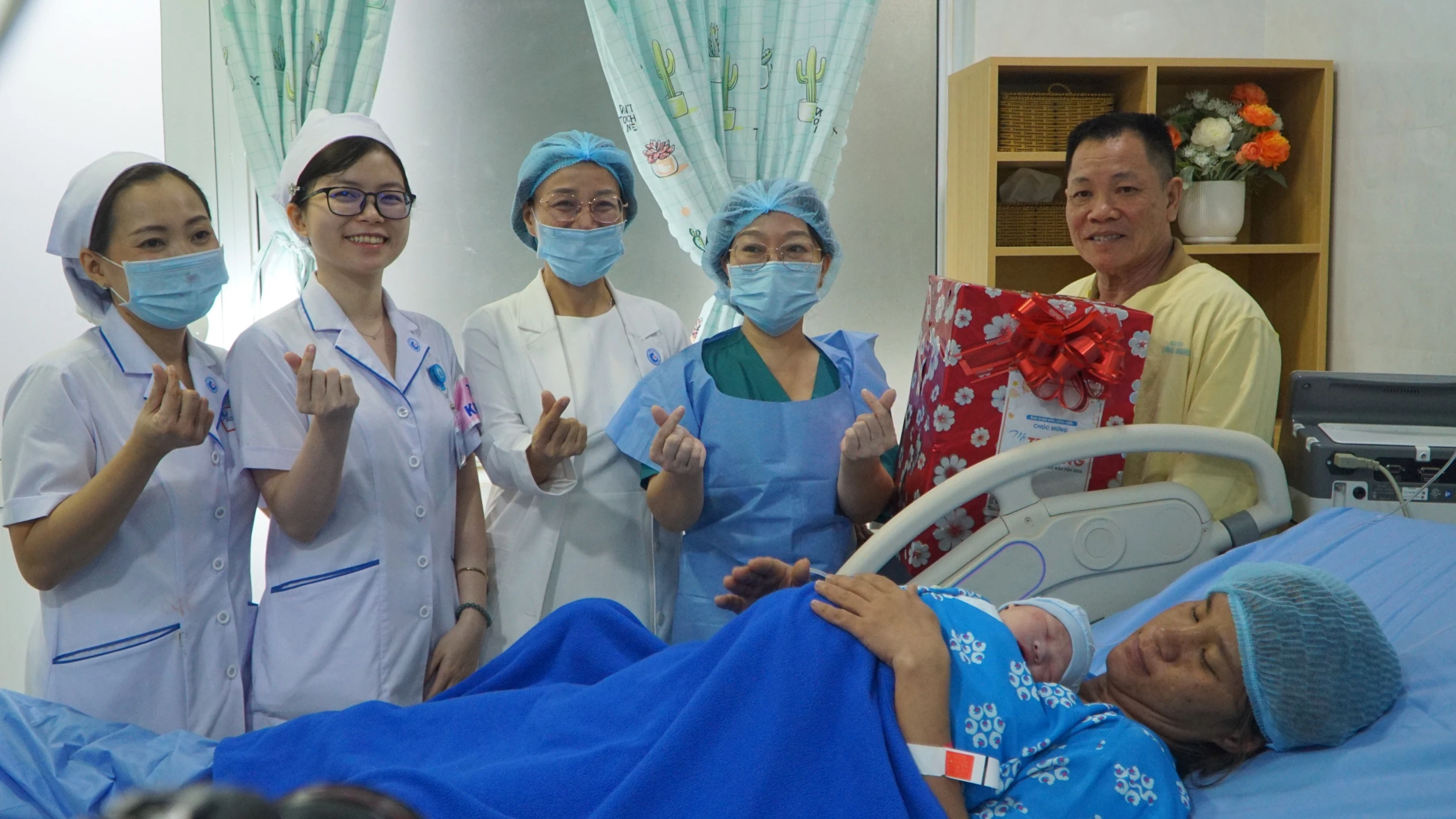 Khoảnh khắc công dân đầu tiên của năm 2026 chào đời - Hình 6