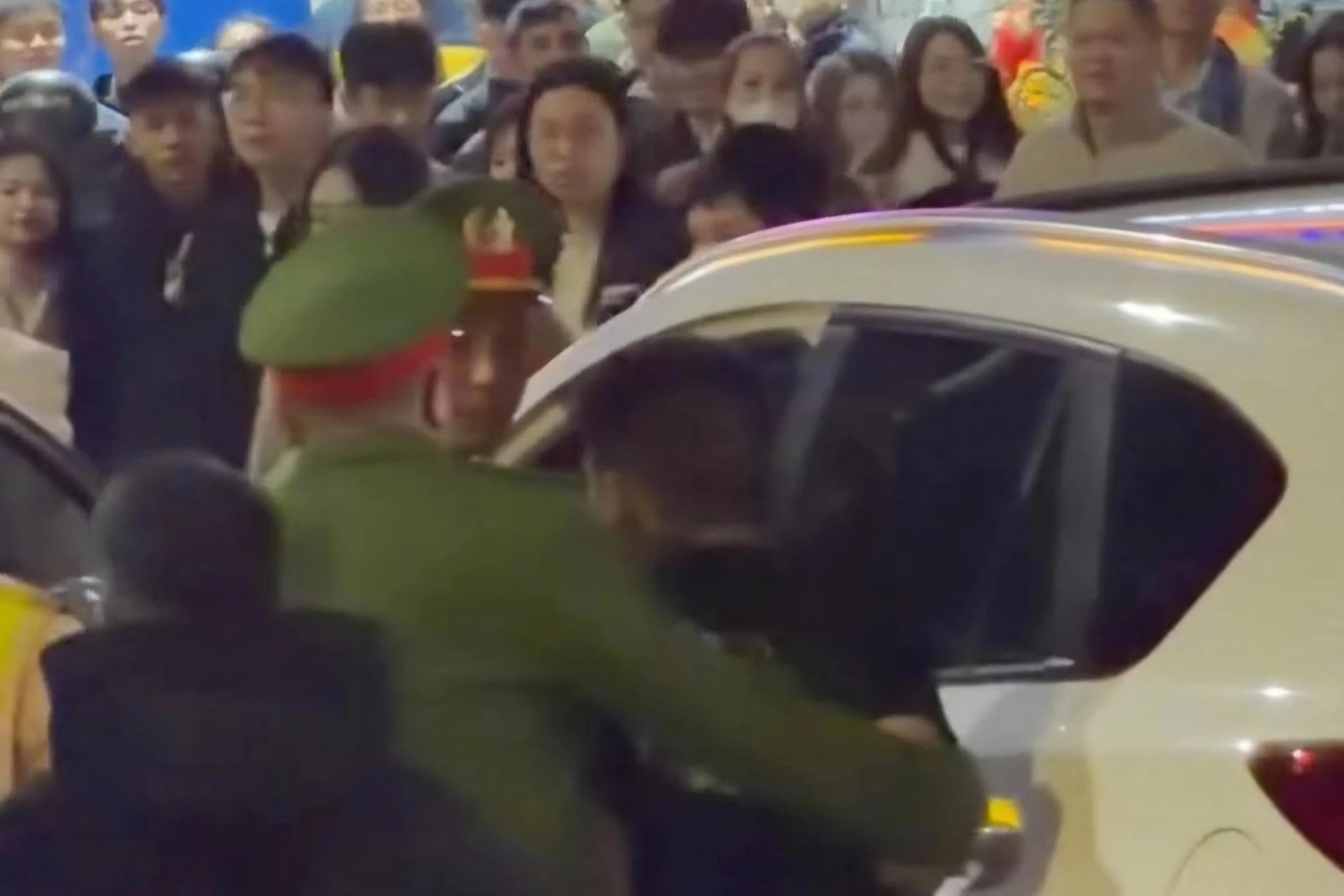 Ô tô lùi xe, va chạm với nhiều người xem pháo hoa ở Hải Phòng - Hình 1