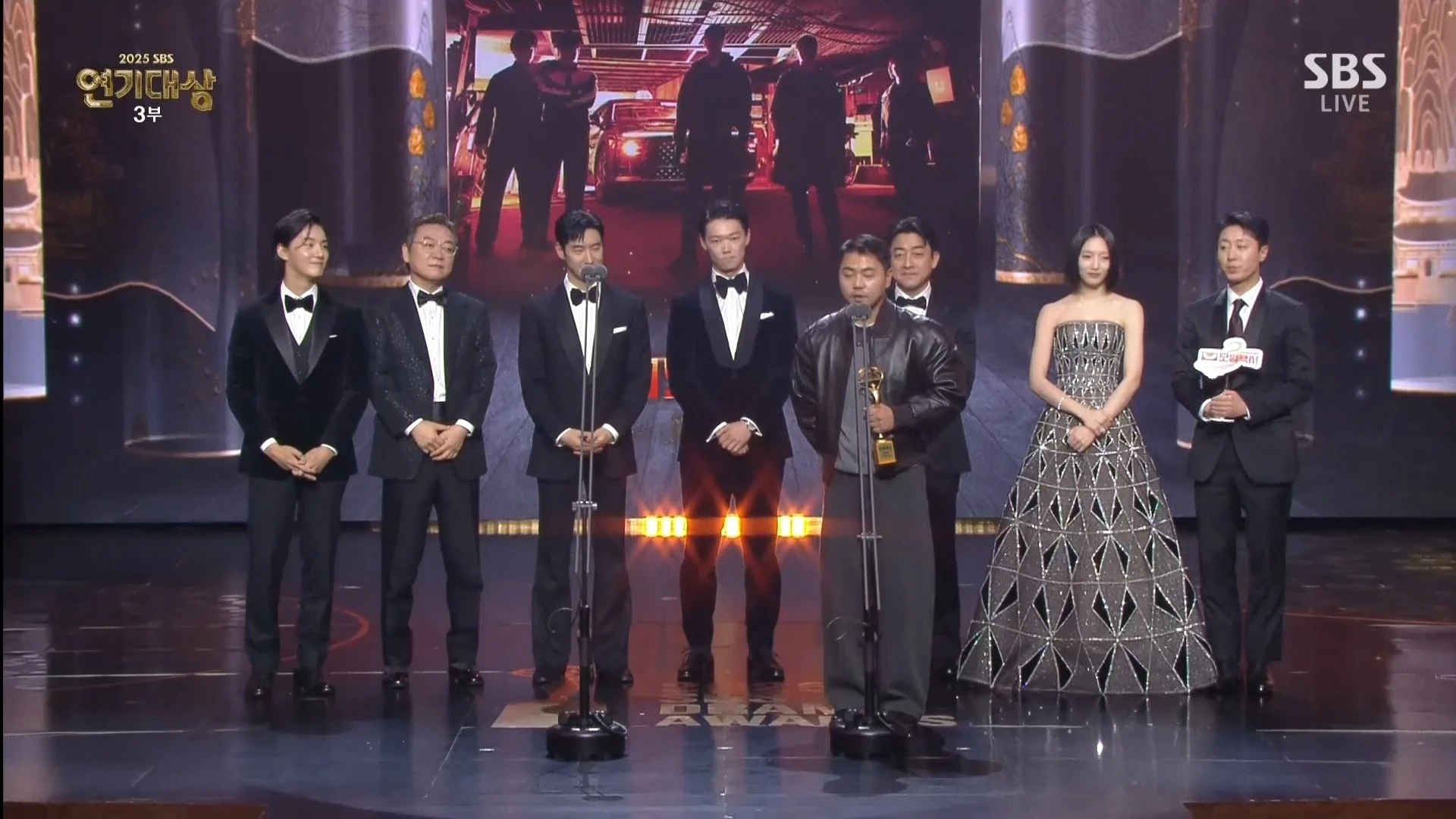 SBS Drama Awards 2025: Taxi Driver 3 thắng giải Phim hay nhất, cặp đôi Dynamite Kiss gây bão MXH - Hình 1