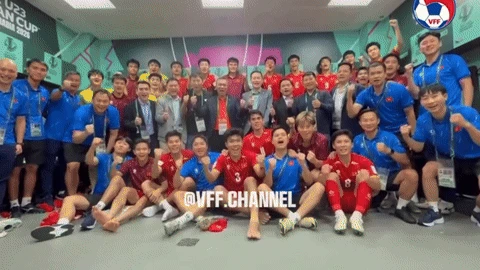 Khung hình xinh yêu: Phòng thay đồ U23 Việt Nam tràn tiếng cười khi thắng U23 Kyrgyzstan, sáng cửa vào tứ kết U23 châu Á - Hình 2