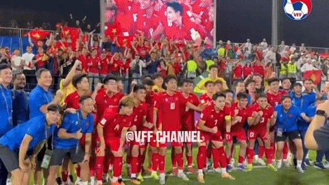 Khung hình xinh yêu: Phòng thay đồ U23 Việt Nam tràn tiếng cười khi thắng U23 Kyrgyzstan, sáng cửa vào tứ kết U23 châu Á - Hình 3