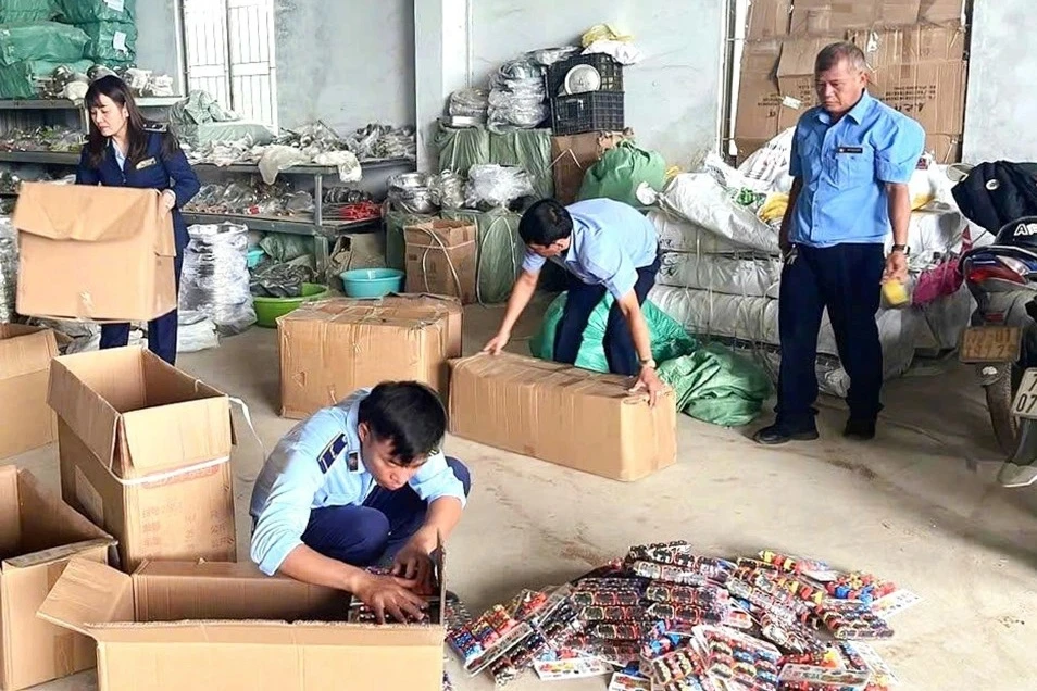 Tạm giữ gần 1.900 đồ chơi trẻ em, đồ gia dụng không rõ nguồn gốc xuất xứ - Hình 1
