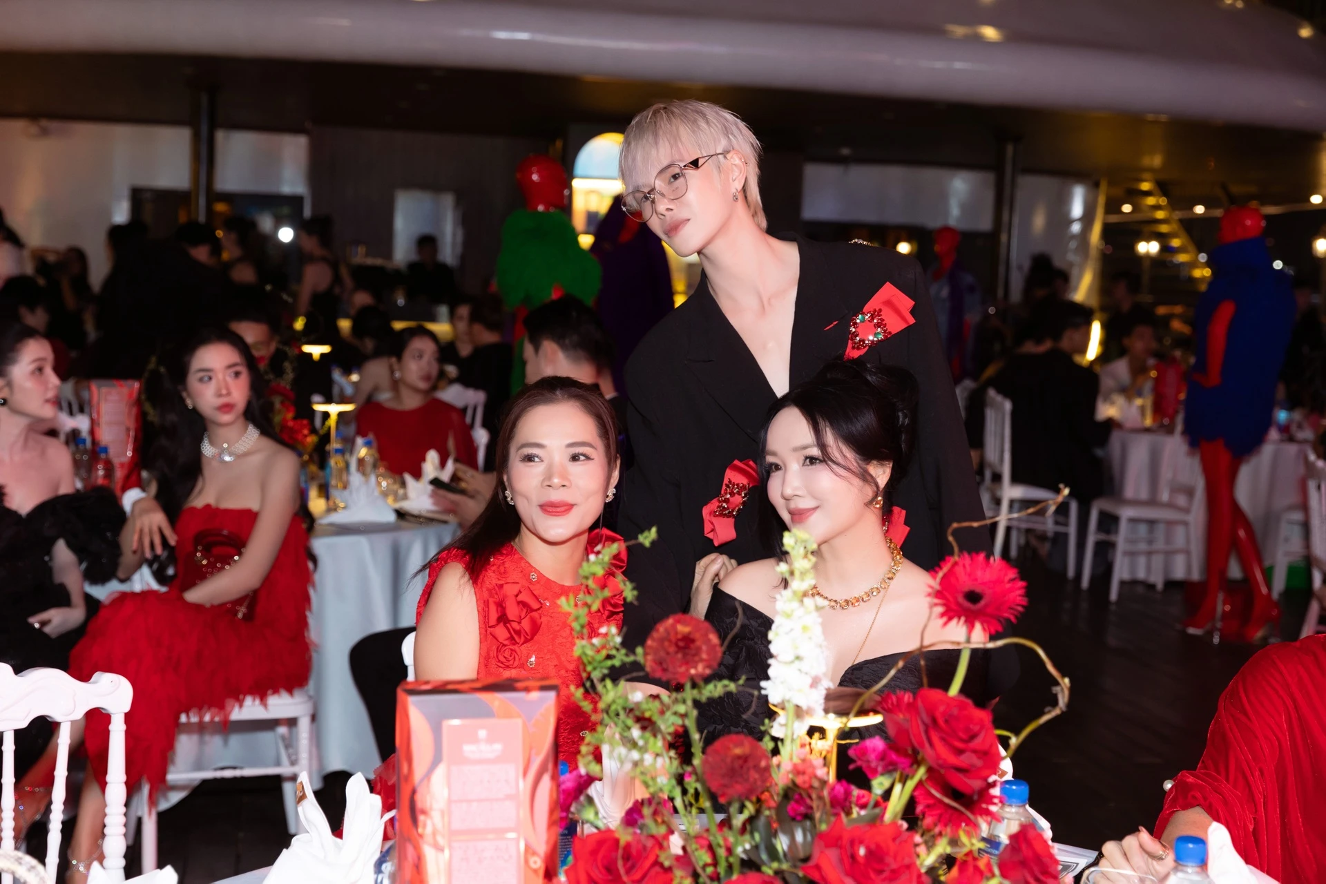 Vẻ đẹp quý phái của Hoa hậu Giáng My bên cạnh mỹ nhân nước Mỹ - Hình 1