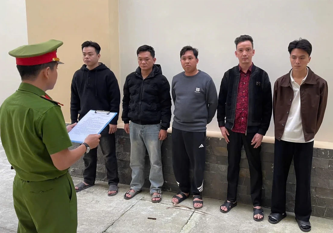 Cho vay lãi suất cắt cổ tới 421%/năm, 5 người bị bắt tạm giam - Hình 1