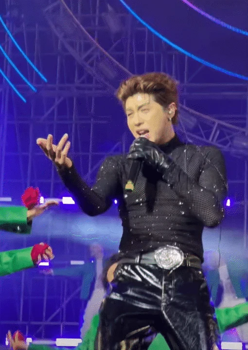 Nam thần Vbiz mặc &aacute;o lưới xuy&ecirc;n thấu dưới thời tiết 18 độ, visual b&ugrave;ng nổ khiến fan mất ngủ - H&igrave;nh 2