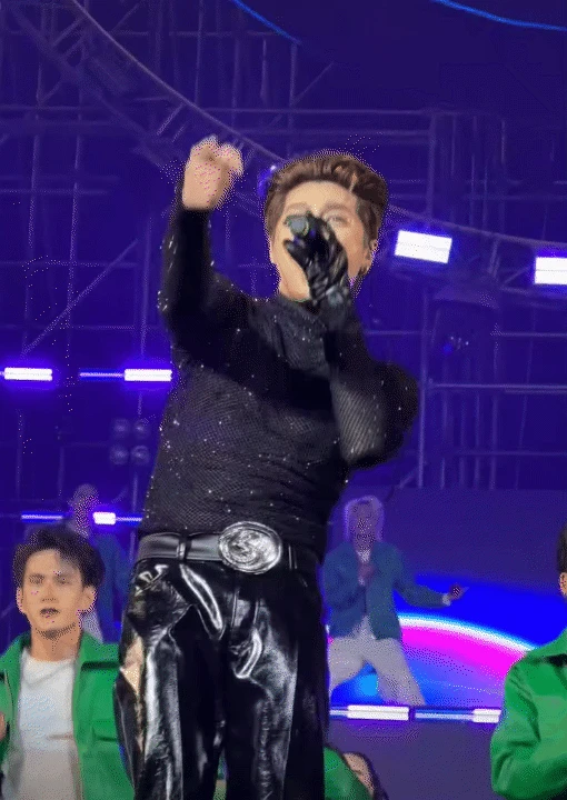 Nam thần Vbiz mặc &aacute;o lưới xuy&ecirc;n thấu dưới thời tiết 18 độ, visual b&ugrave;ng nổ khiến fan mất ngủ - H&igrave;nh 1