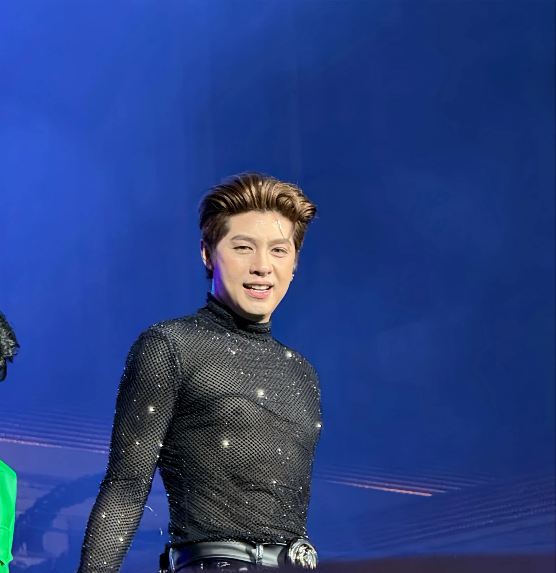 Nam thần Vbiz mặc &aacute;o lưới xuy&ecirc;n thấu dưới thời tiết 18 độ, visual b&ugrave;ng nổ khiến fan mất ngủ - H&igrave;nh 3