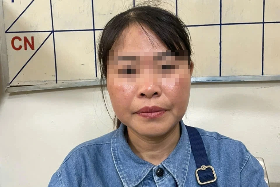 Công an phường Hoàn Kiếm xử phạt người bán nón lá Cảnh công an xử phạt người bán nón lá ở phố cổ Hà Nội