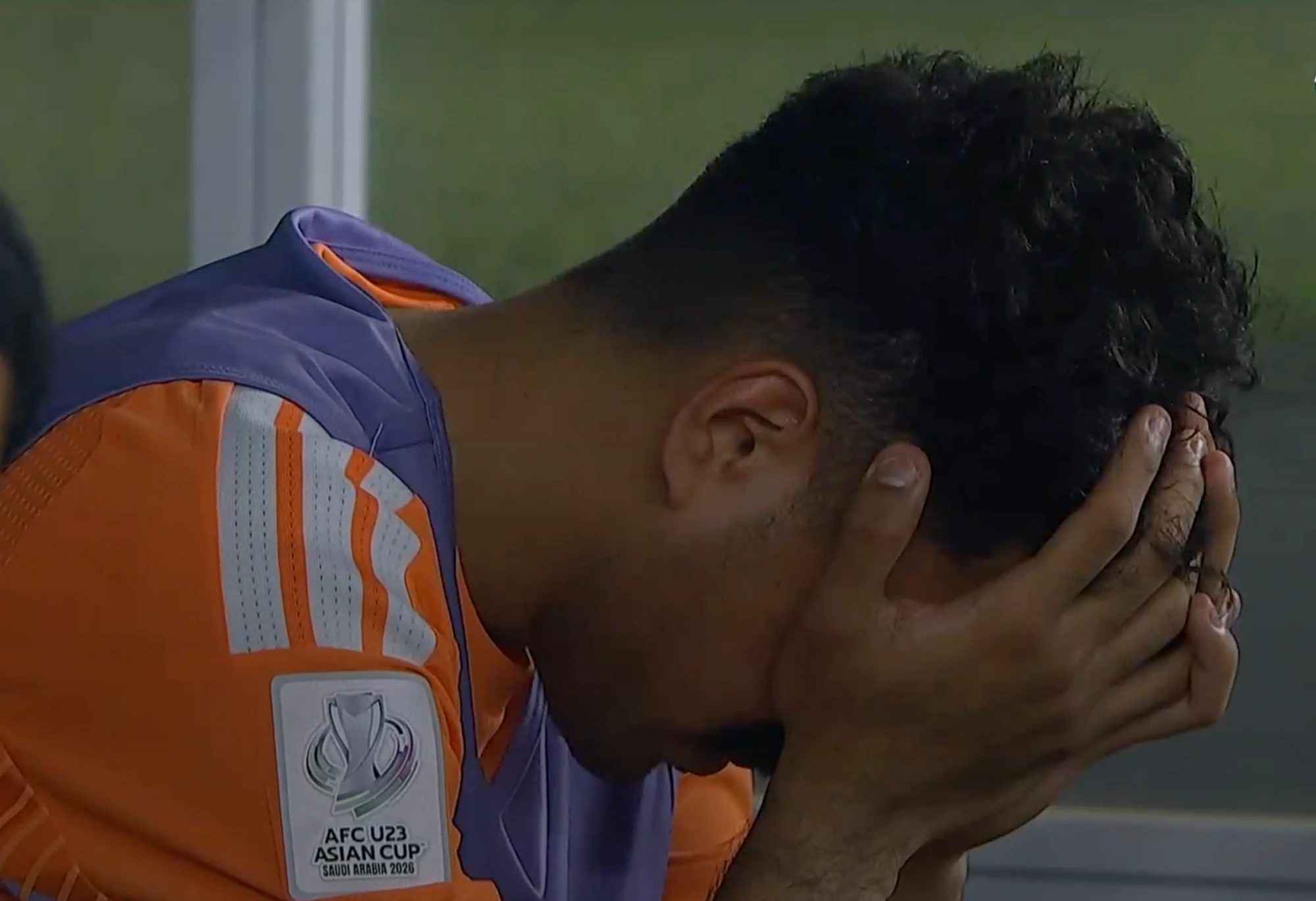 Cảnh an ủi đội trưởng Saudi Arabia tr&ecirc;n s&acirc;n nh&agrave;