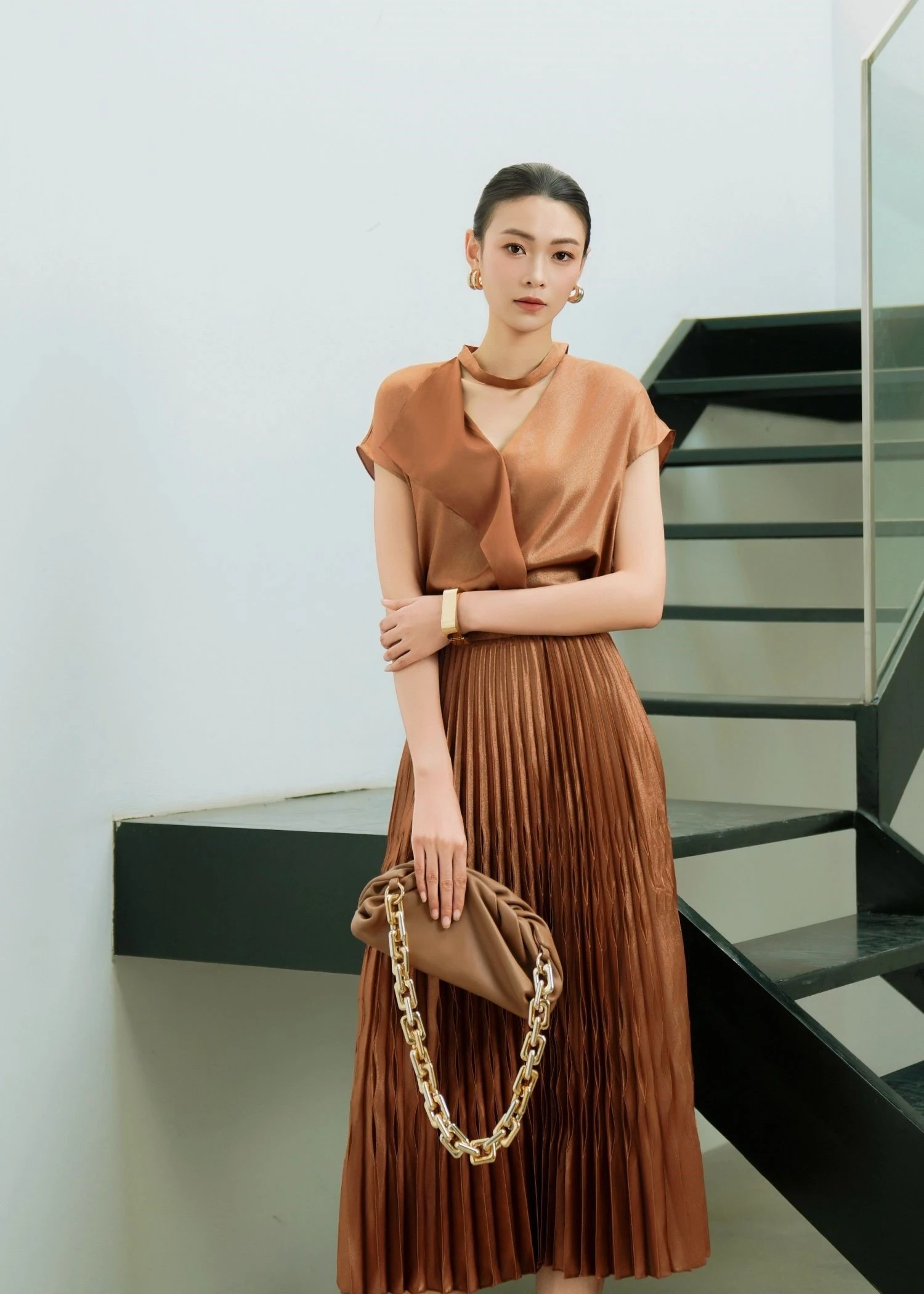 Diện trang phục sắc nâu sang trọng không cần phô trương - Hình 2