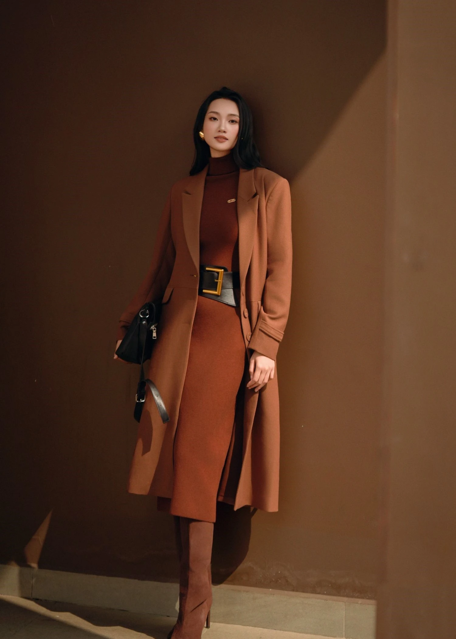 Diện trang phục sắc nâu sang trọng không cần phô trương - Hình 3