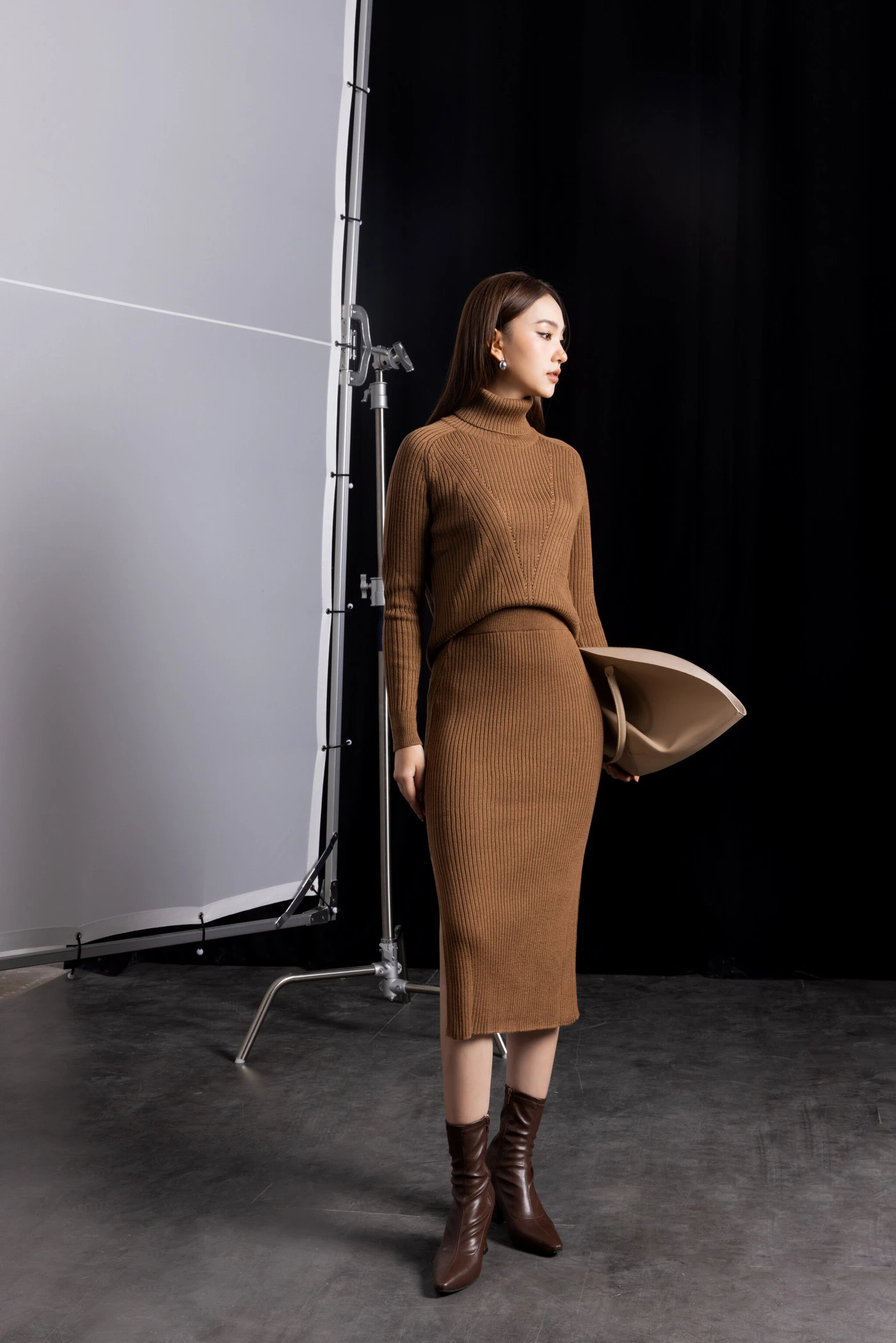 Diện trang phục sắc nâu sang trọng không cần phô trương - Hình 4