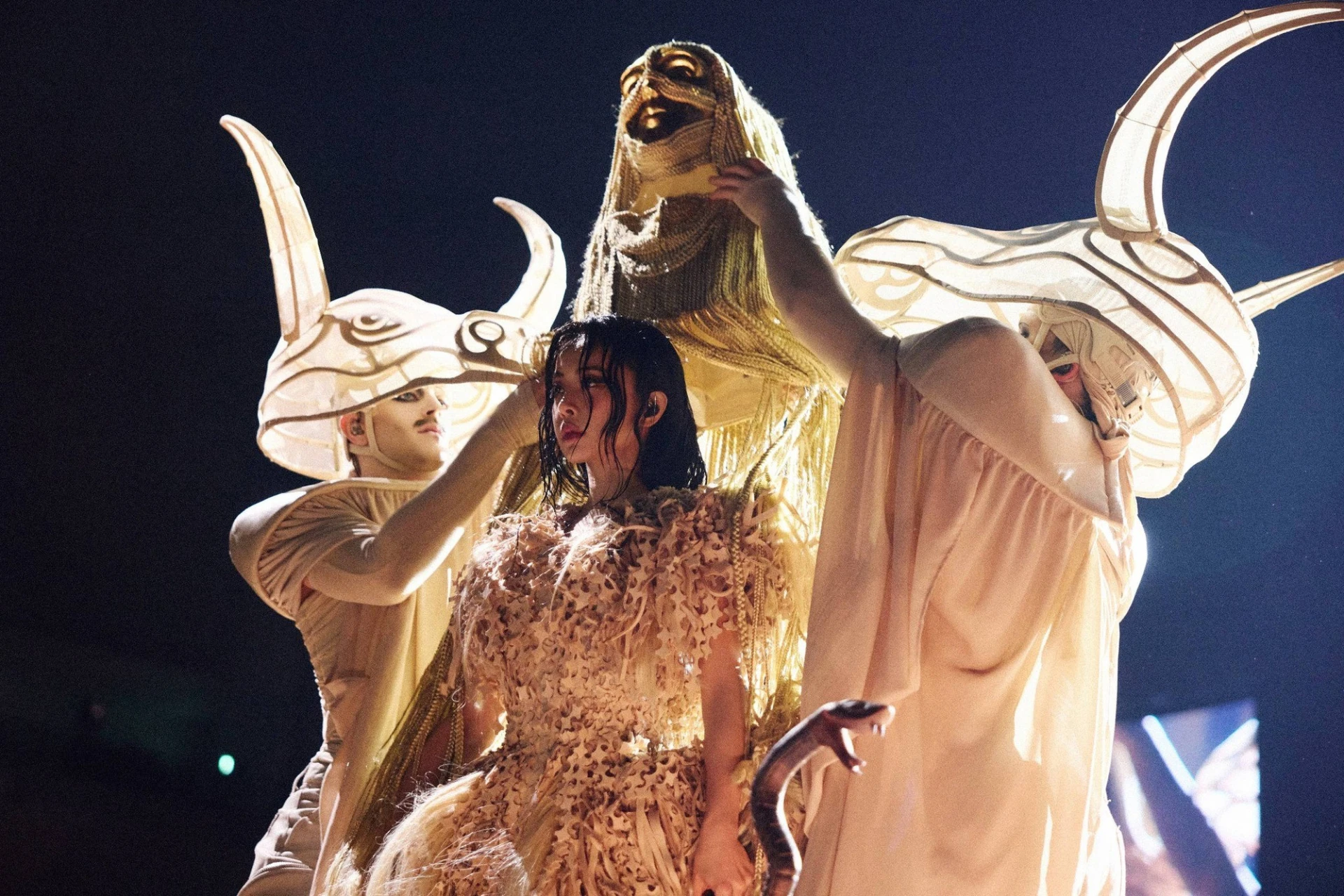 Th&aacute;i Y L&acirc;m tr&ecirc;n s&acirc;n khấu &ndash; H&igrave;nh 6