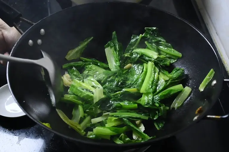 Rau diếp thơm đ&atilde; x&agrave;o ch&iacute;n tới