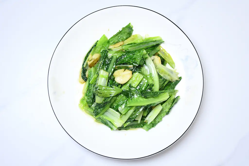 M&oacute;n rau diếp thơm x&agrave;o tỏi đ&atilde; ho&agrave;n thiện