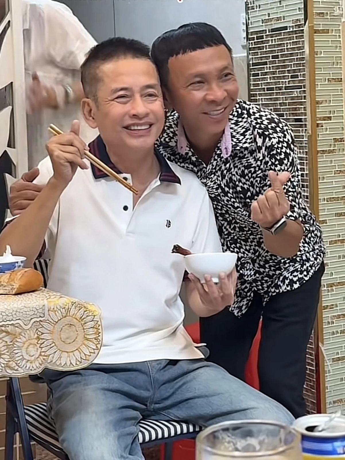 Tấn Beo khóc nghẹn trong tiệc tuổi 60, khoảnh khắc gia đình khiến CĐM lặng người - Hình 5