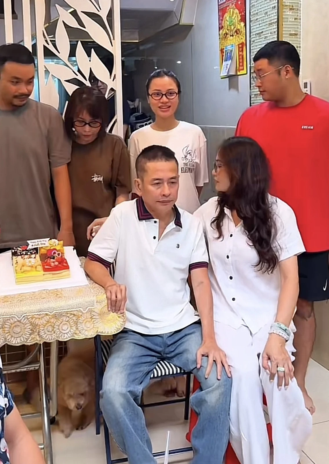 Tấn Beo khóc nghẹn trong tiệc tuổi 60, khoảnh khắc gia đình khiến CĐM lặng người - Hình 4