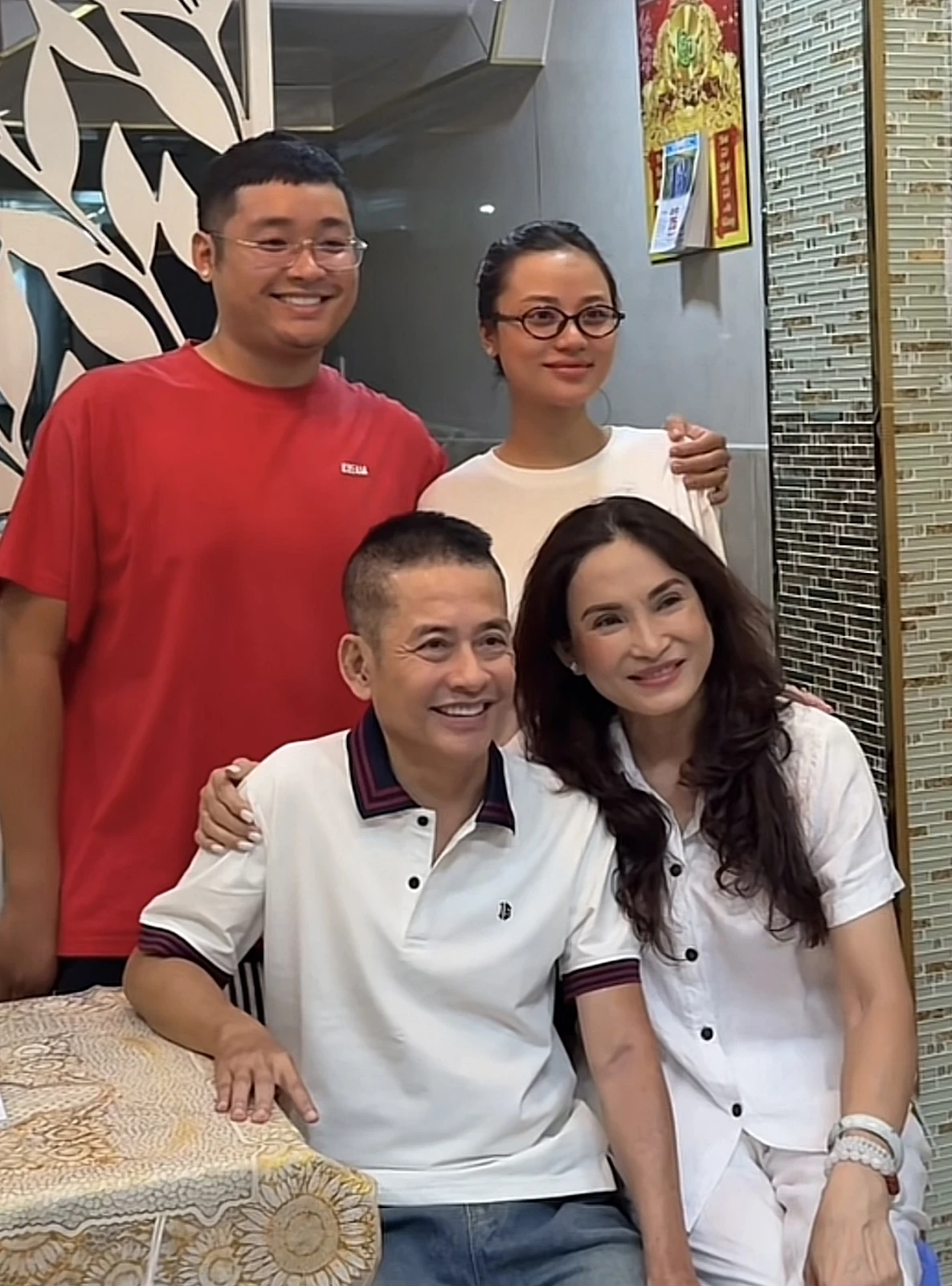 Tấn Beo khóc nghẹn trong tiệc tuổi 60, khoảnh khắc gia đình khiến CĐM lặng người - Hình 2