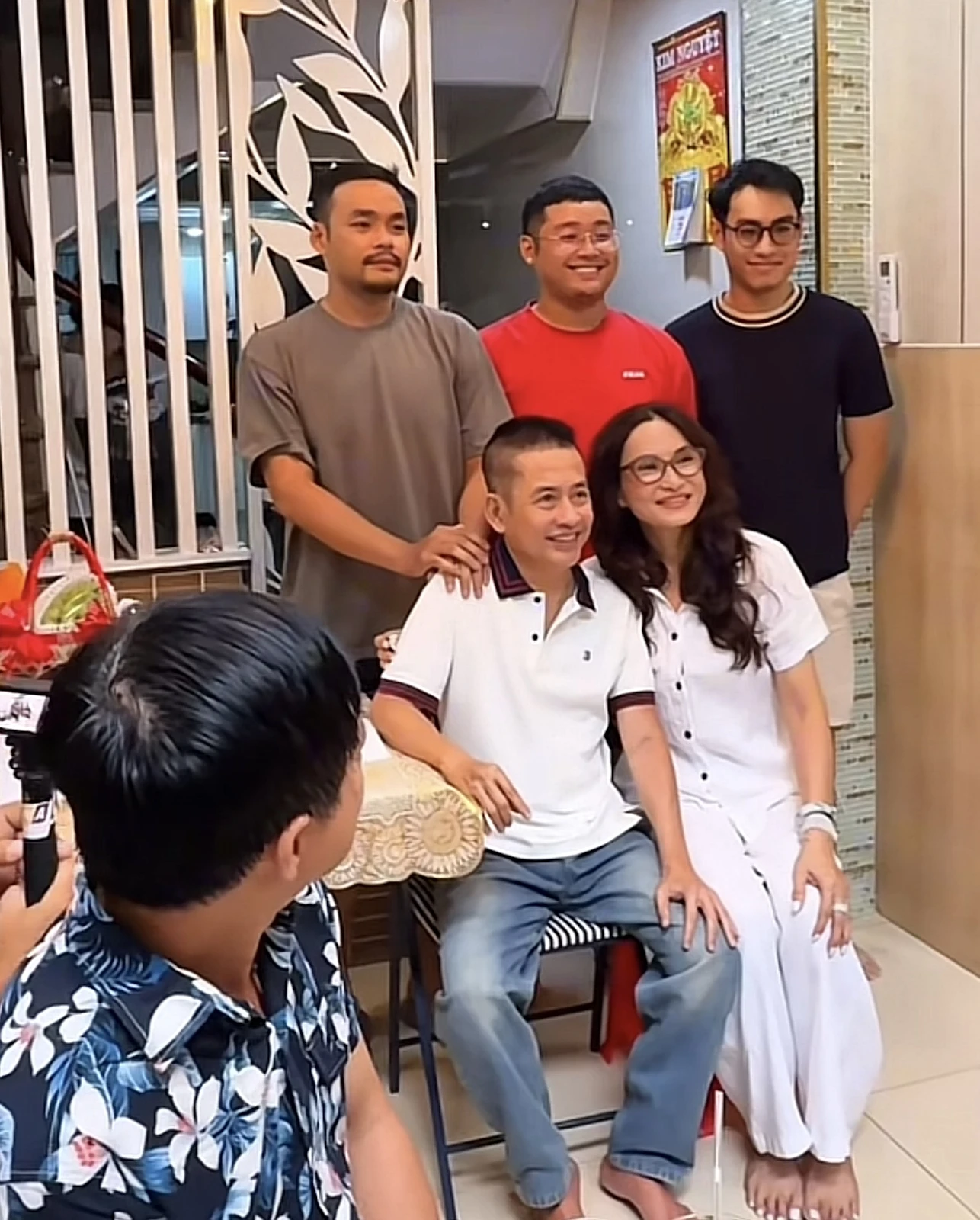 Tấn Beo khóc nghẹn trong tiệc tuổi 60, khoảnh khắc gia đình khiến CĐM lặng người - Hình 6