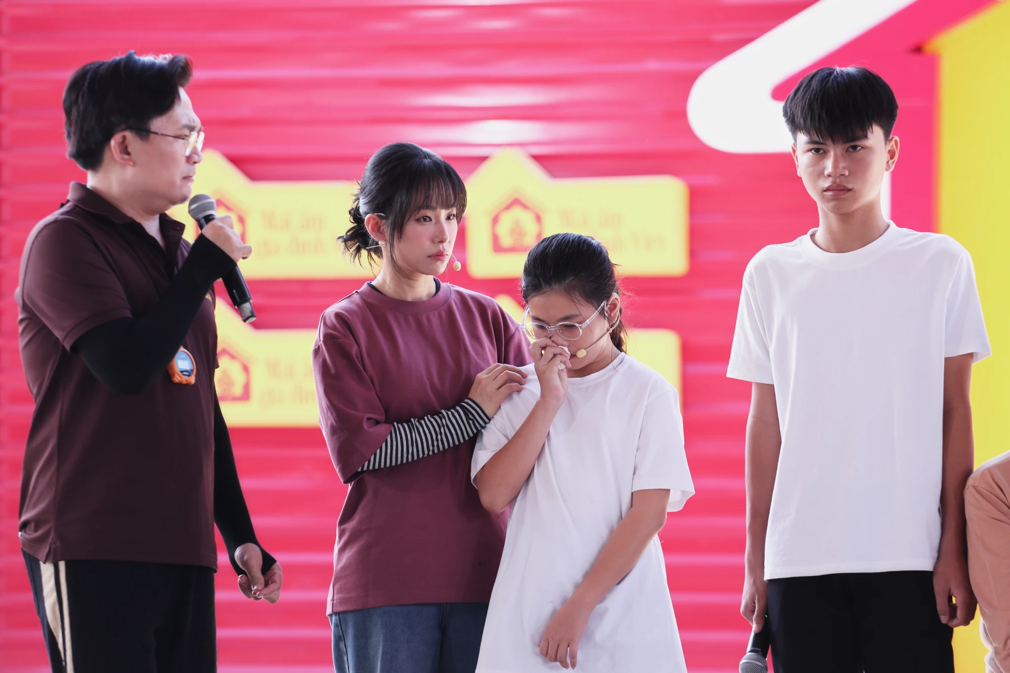 B&agrave; D&acirc;n chăm s&oacute;c c&aacute;c b&eacute; Mỹ Duy&ecirc;n trong ho&agrave;n cảnh kh&oacute; khăn