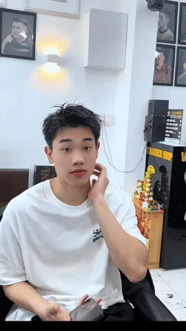 Sốc visual Đình Bắc ở tiệm cắt tóc, đá bóng hay lại điển trai vô địch thế này! - Hình 1