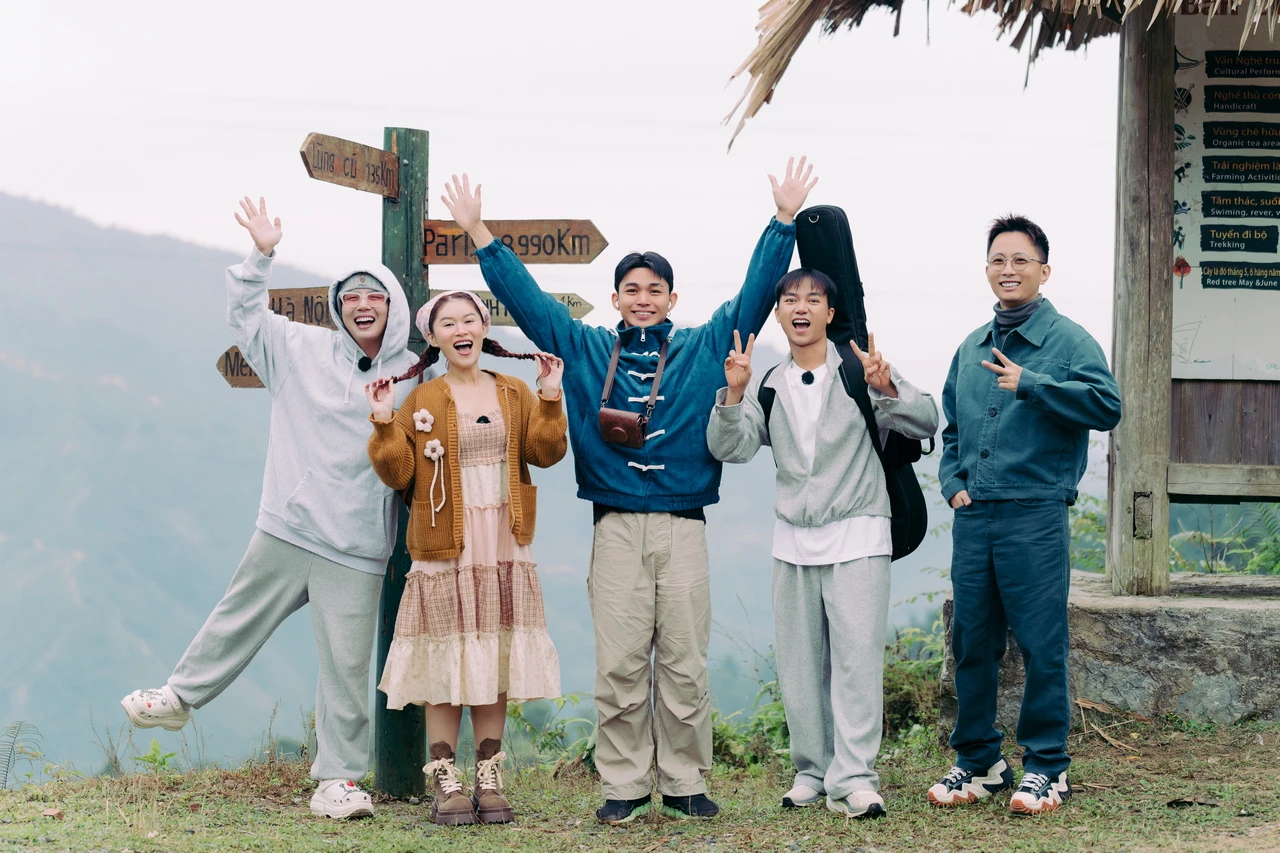 Gia đ&igrave;nh Haha &ndash; C&ocirc;ng việc lợp m&aacute;i tại bản Liền