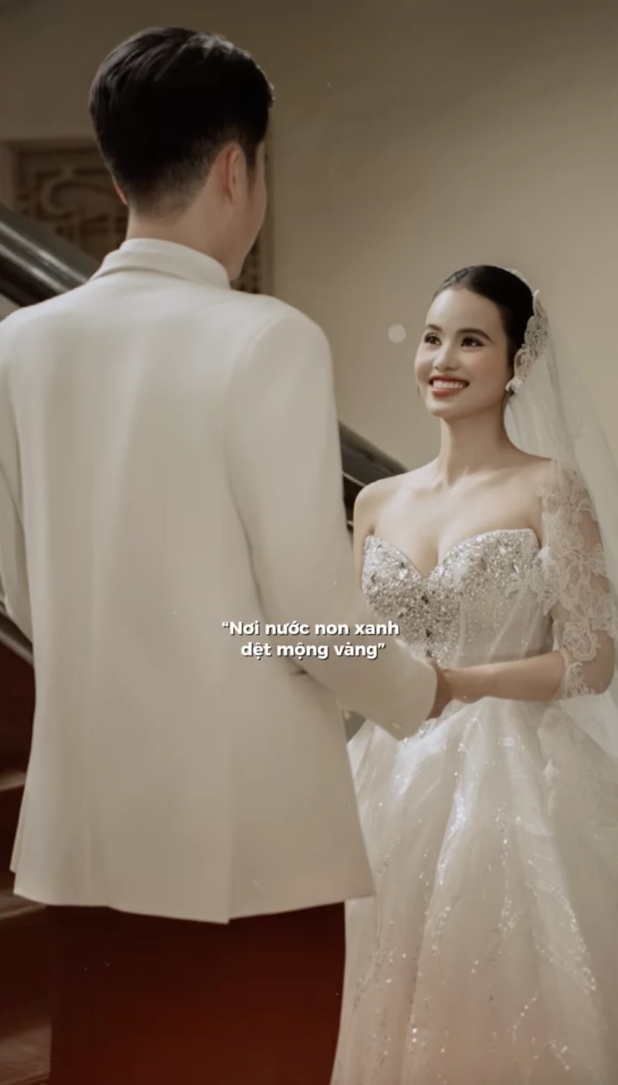 L&ecirc; Đức Ph&aacute;t trong suit trắng c&ugrave;ng &Aacute;nh Nguyệt trong v&aacute;y c&uacute;p ngực