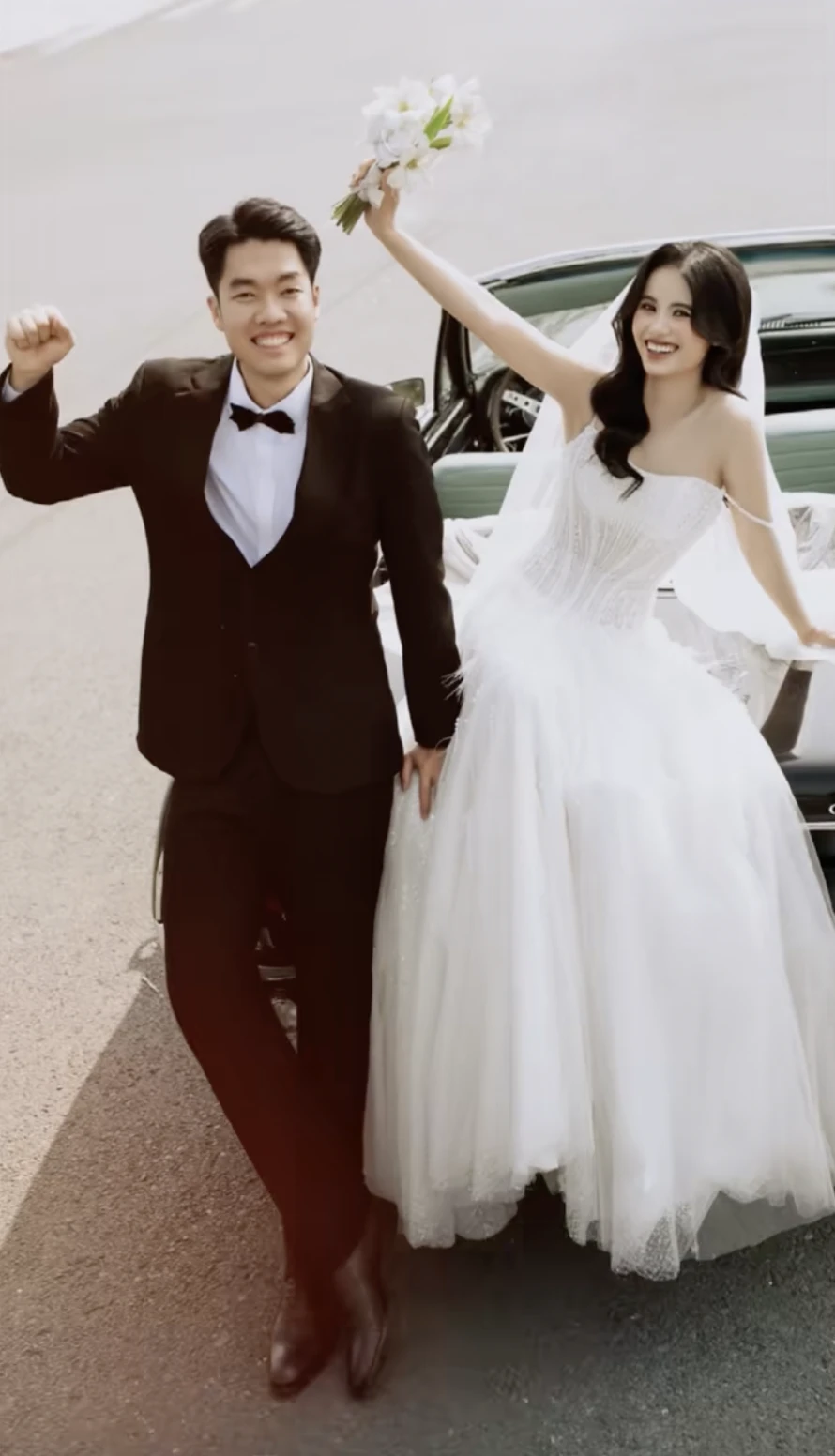 Bộ ảnh cưới đầu ti&ecirc;n của L&ecirc; Đức Ph&aacute;t v&agrave; Đỗ Thị &Aacute;nh Nguyệt &ndash; vest đen v&agrave; v&aacute;y trắng