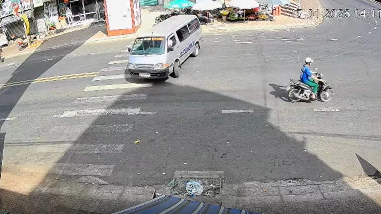 Tạm giữ tài xế lái ô tô chạy vòng tròn giữa ngã ba ở Lâm Đồng - Hình 1