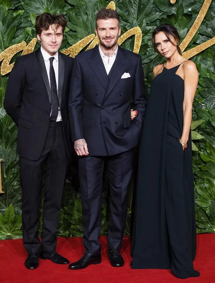 Victoria Beckham mạnh tay vung 8 tỷ dằn mặt vợ chồng con trai cả bất hiếu