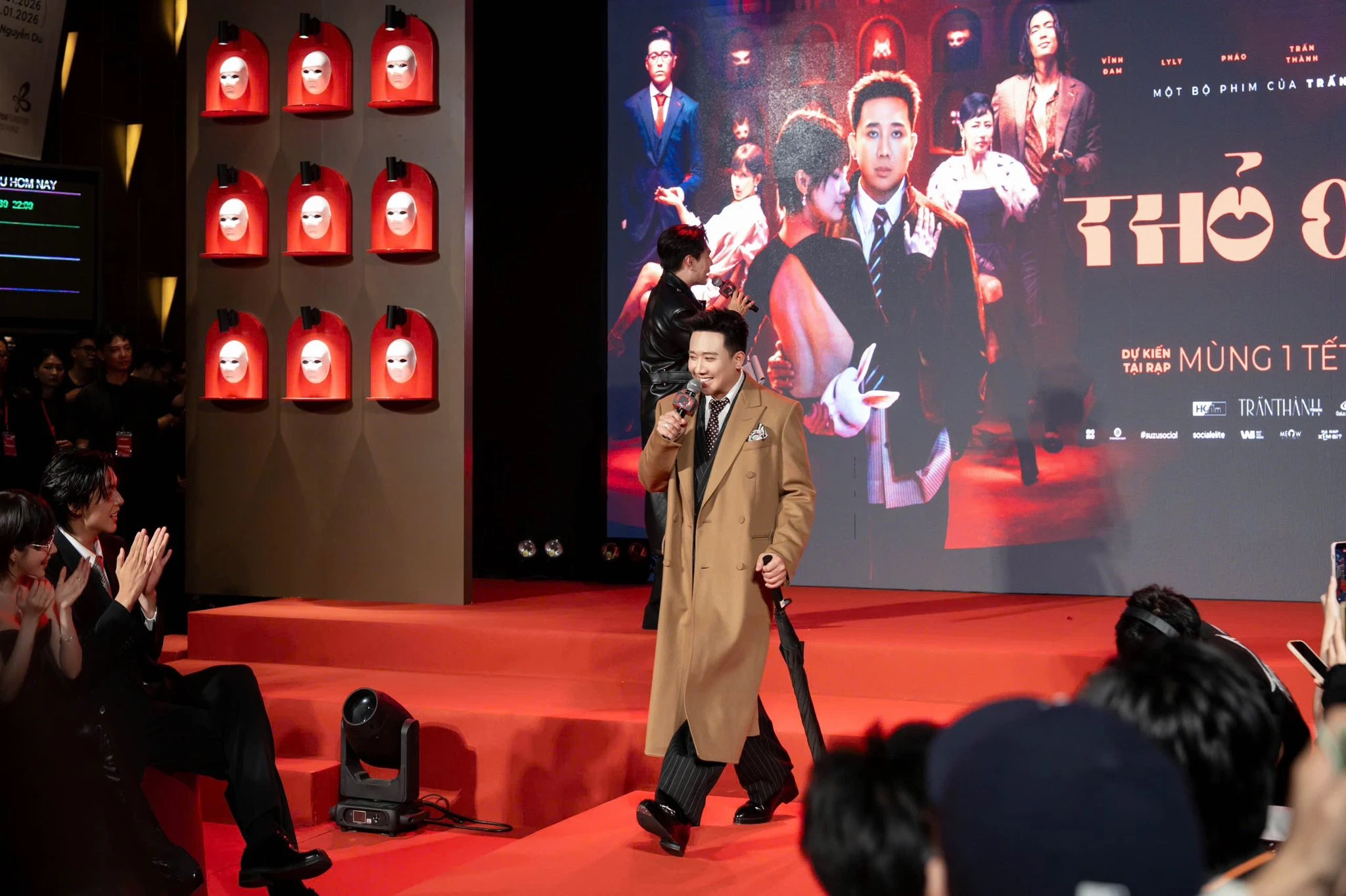 Hari Won không đến chúc mừng phim Trấn Thành, bị soi bỏ về mẹ đẻ, nghi rạn nứt? - Hình 1