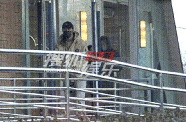 Trai đẹp gen Z đưa nữ đại gia đi khám thai, bảo sao biến mất khỏi showbiz suốt 800 ngày - Hình 1