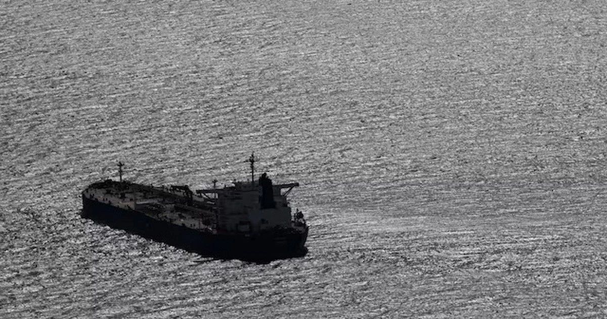 Pháp bắt giữ tàu chở dầu bị tình nghi thuộc hạm đội bóng đêm - Hình 1