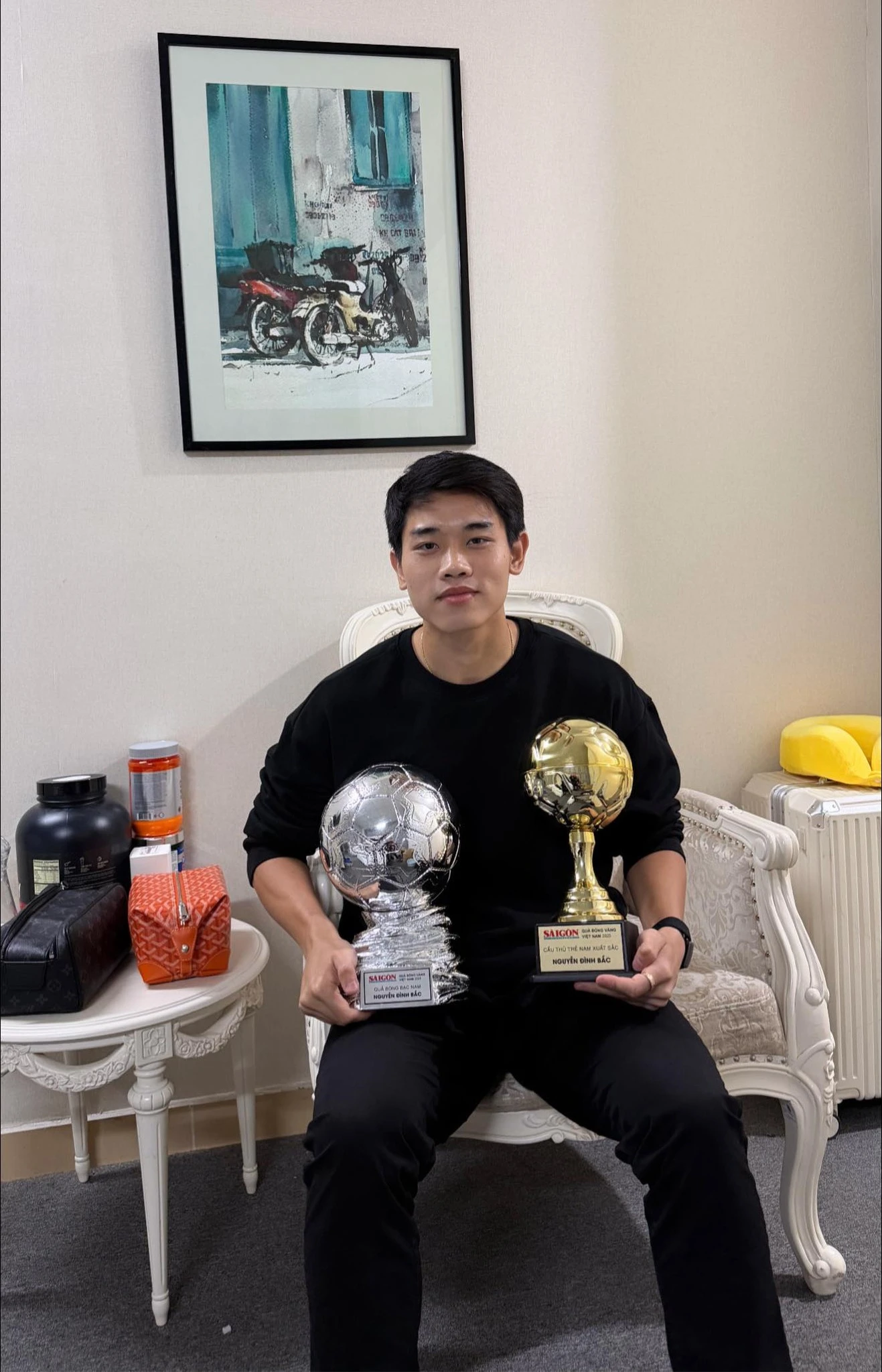 Đình Bắc đi sự kiện fan vây kín như sao hạng A, thầy Park có động thái trong đêm - Hình 4