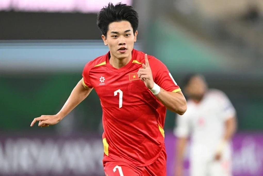 Đình Bắc đi sự kiện fan vây kín như sao hạng A, thầy Park có động thái trong đêm - Hình 3