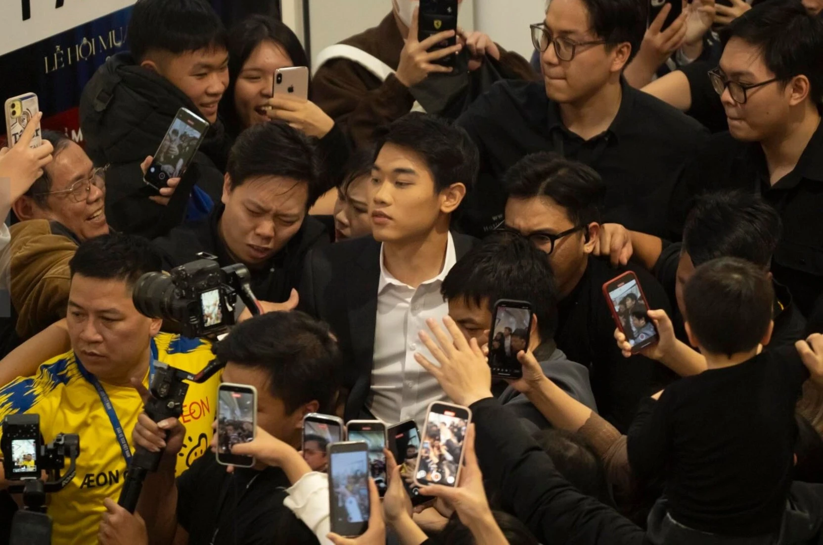 Đình Bắc đi sự kiện fan vây kín như sao hạng A, thầy Park có động thái trong đêm - Hình 1