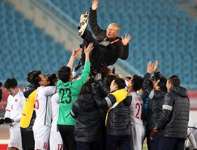 Đình Bắc đi sự kiện fan vây kín như sao hạng A, thầy Park có động thái trong đêm - Hình 7