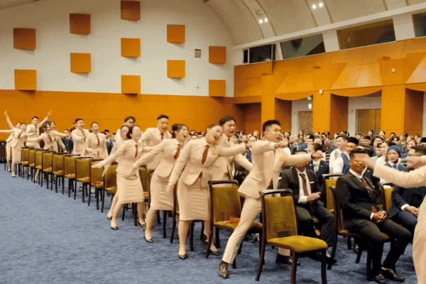 16 thanh niên Việt Nam tham dự Tàu Thanh niên Đông Nam Á gây bão vì múa quạt, nhảy đều tăm tắp tưởng đâu AI - Hình 3
