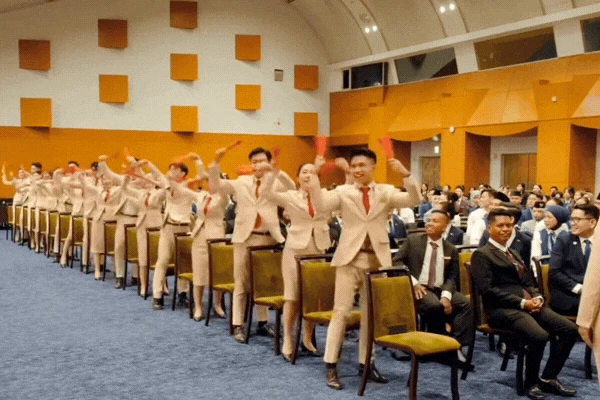 16 thanh niên Việt Nam tham dự Tàu Thanh niên Đông Nam Á gây bão vì múa quạt, nhảy đều tăm tắp tưởng đâu AI - Hình 1