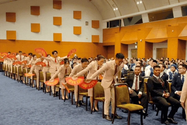 16 thanh niên Việt Nam tham dự Tàu Thanh niên Đông Nam Á gây bão vì múa quạt, nhảy đều tăm tắp tưởng đâu AI - Hình 2