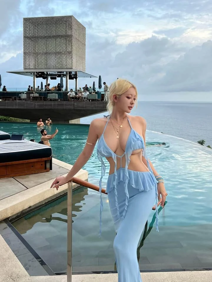 Bất chấp mùa đông, hot girl diện bikini thậm chí cosplay bà tưng khoe dáng dưới trời tuyết - Hình 6