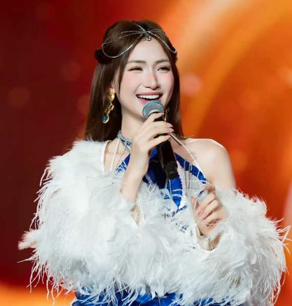 Hòa Minzy lộ giọng hát live thảm họa, CĐM nghi thực lực, sự thật ngỡ ngàng! - Hình 3