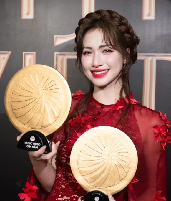 Hòa Minzy lộ giọng hát live thảm họa, CĐM nghi thực lực, sự thật ngỡ ngàng! - Hình 1